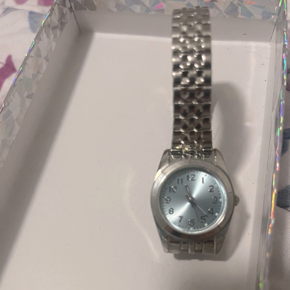 Nordstrom Silvertone Quartz Ladies Watch w/Stretch Band.